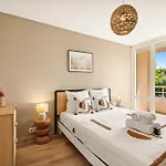 Modern Sea View -2br-4p- شقة