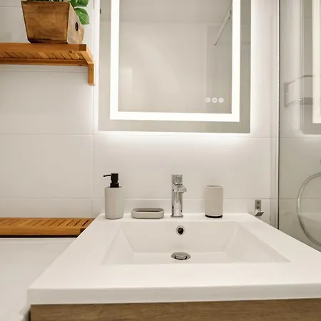 Modern Sea View -2br-4p- شقة